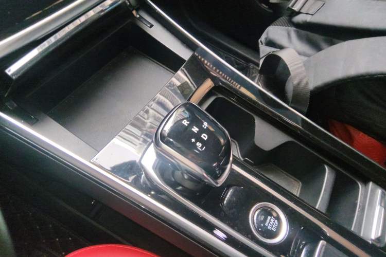 Used SOL X8 2021 300T DCT Leading Smart Connectivity Version 6 Seats Gear Lever