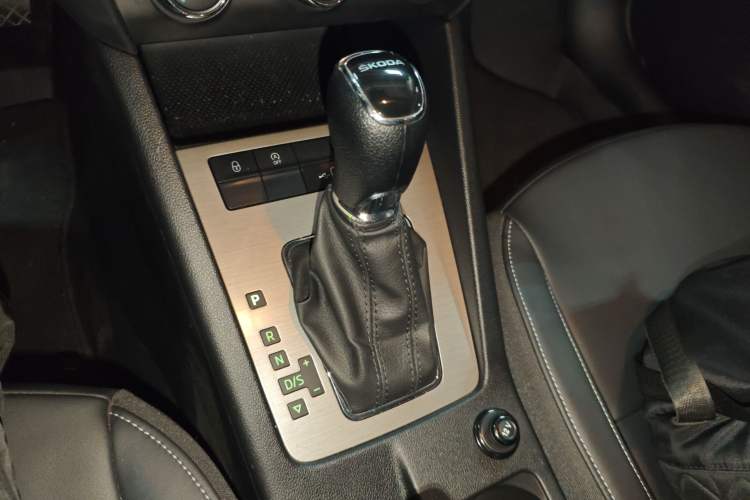 Used Skoda Octavia 2022 1.5L Automatic Comfort Edition Gear Lever