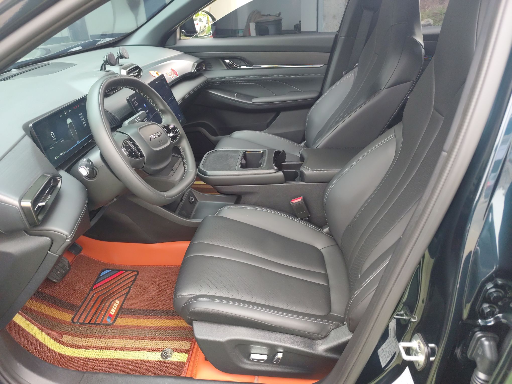 المقاعد الأمامية داخل السيارة