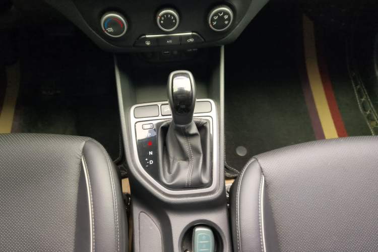 Used Hyundai ix25 2015 1.6L Automatic Two-Wheel Drive Smart GLS Trim Gear Lever