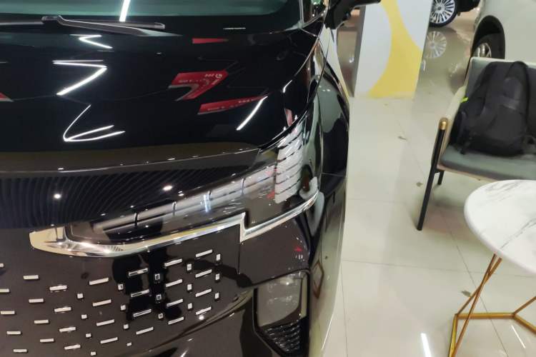 Used Volvo EM90 2025 Ultra Six-Seater
