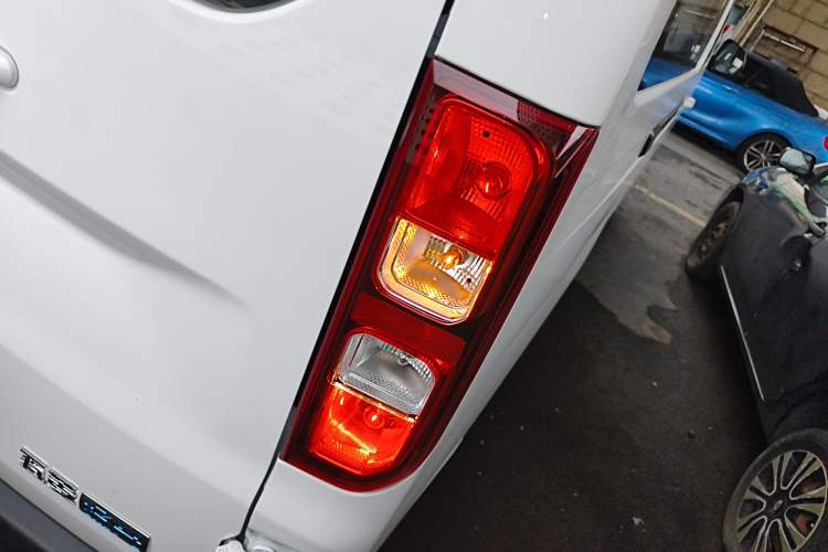 Used Wuling Yangguang 2024 300KM Comfort Version Passenger Van 75kW