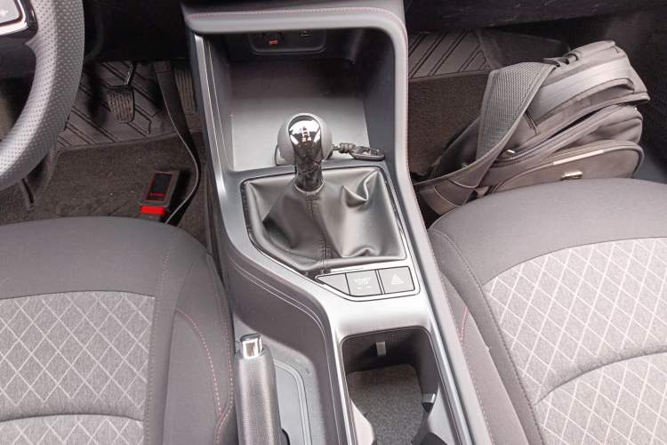 Used Roewe i5 2026 Model 1.5L Manual Comfort Version Gear Lever