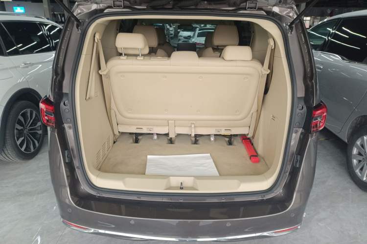 Used Buick GL8 2023 Facelifted Land Cruiser Executive Luxury Version
