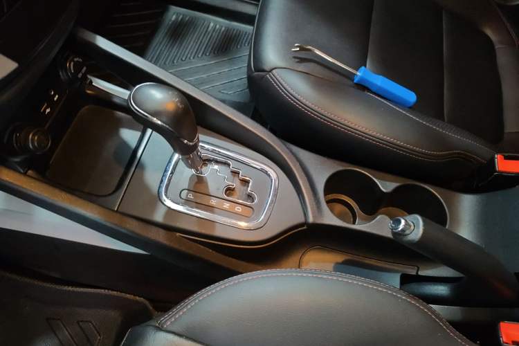 Used CHANGAN CS35 2016 1.6L Automatic Luxury Model China V Standard Gear Lever