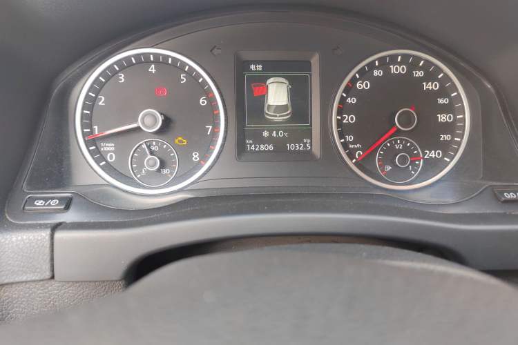 Used Volkswagen Tiguan 2015 1.8TSI Automatic Two-Wheel Drive Comfort Edition Odometer Close Up