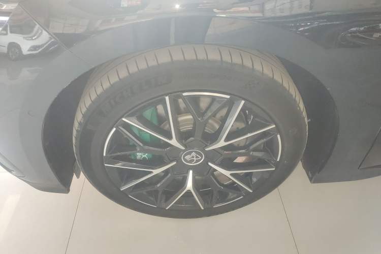 Used BYD Han 2022 EV 610 km All-Wheel-Drive Qianshan Cui Limited Edition Left Front Wheel Hub
