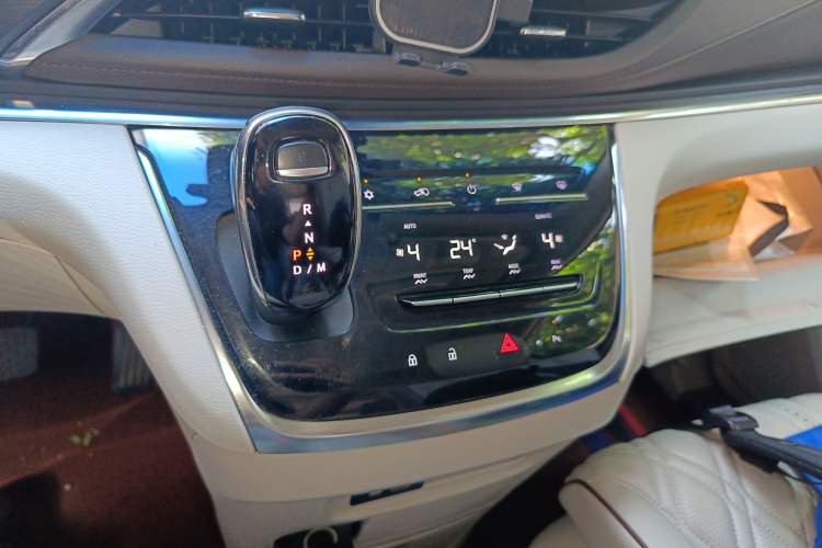 Used Buick GL8 2023 Land Executive Class Comfort Model