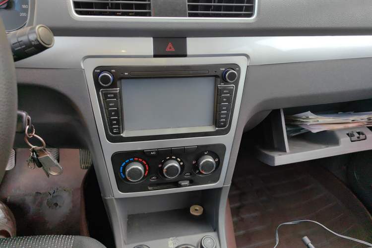 Used Dongfeng Fengon 360 2015 1.5L Manual Comfort 7-Seater National Emission Standard V Audio And AC Panel