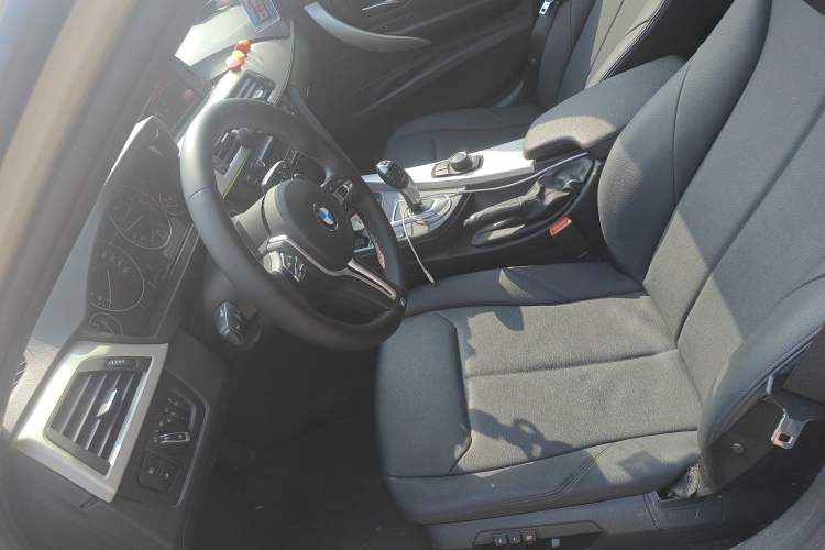 Used BMW 3 Series 2015 320i Active Edition
