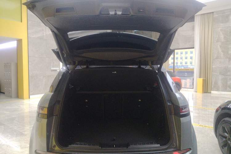 Used Land Rover Range Evoque 2020 249 PS R-DYNAMIC SE Sport Technology Edition Trunk