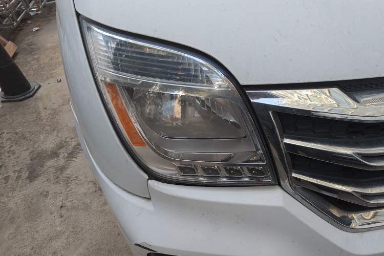 Used SAIC MAXUS Xintu V80 2018 2.5T AMT Aoyuntong Long Wheelbase Mid-Roof 7/10-Seater
