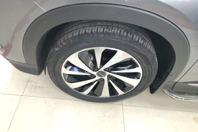 Used BYD Song PLUS New Energy 2024 HONOR Edition DM-i 150km Flagship PLUS Left Front Wheel Hub