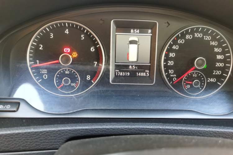 Used Volkswagen Multivan 2012 2.0 TSI Four-Wheel Drive Deluxe Edition Odometer Close Up