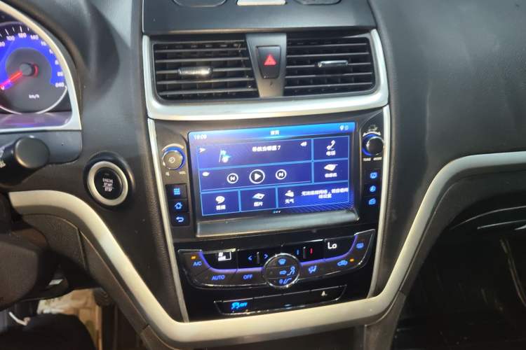 Used Geely Auto Emgrand 2016 Sedan 1.5L Manual Upward Edition Audio And AC Panel