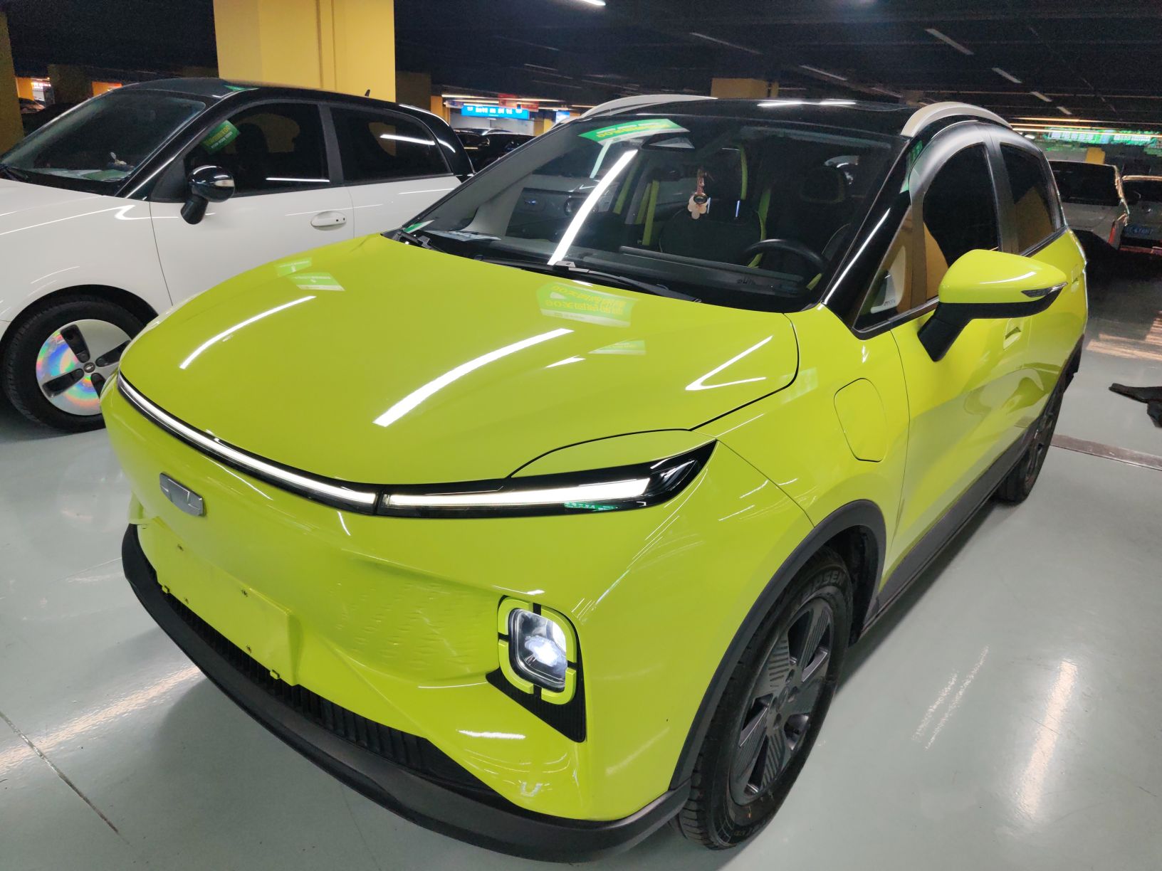 تحت مقدمة السيارة