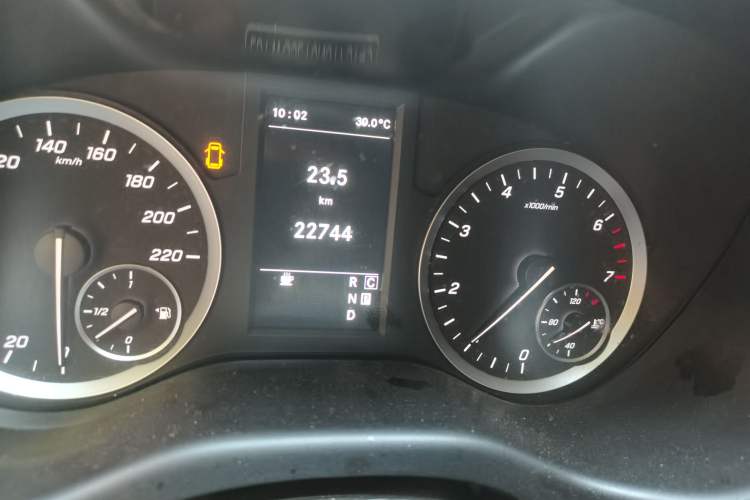 Used Mercedes-Benz Vito 2021 2.0T Elite Version 7 Seats Odometer Close Up