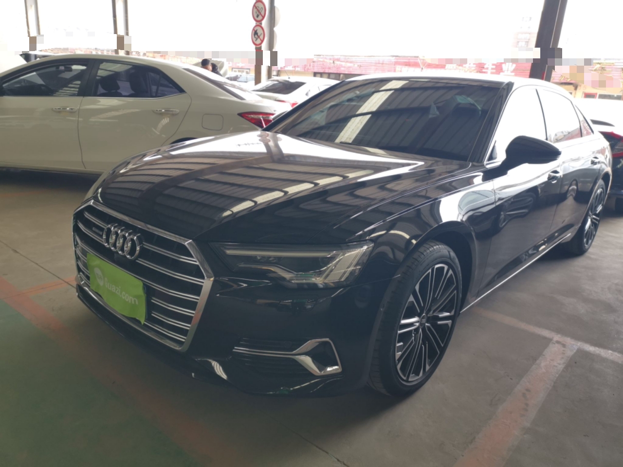 Под передней частью автомобиля