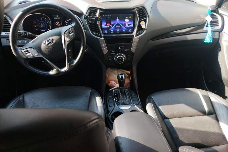 Used Hyundai Grand SantaFe 2013 3.0L 7-Seater Four-Wheel-Drive Comfort Edition Center Console