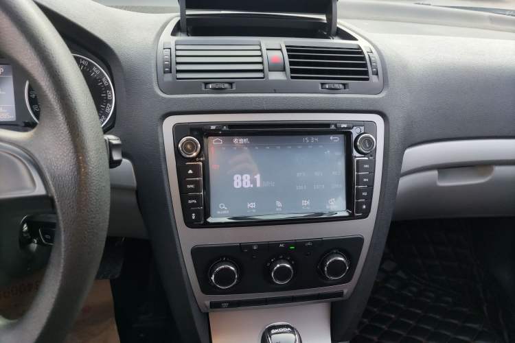 Used Skoda Octavia 2015 Classic Model 1.6L Automatic Elegance Edition
