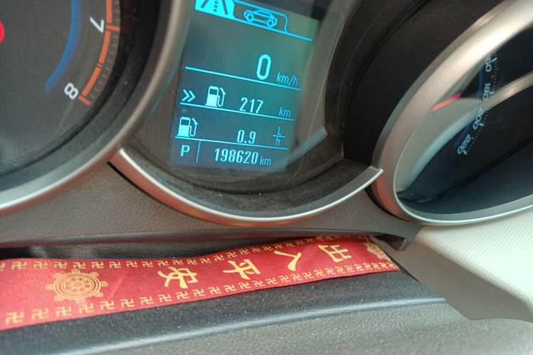 Used Chevrolet Cruze 2015 1.5L Classic SE AT Odometer Close Up