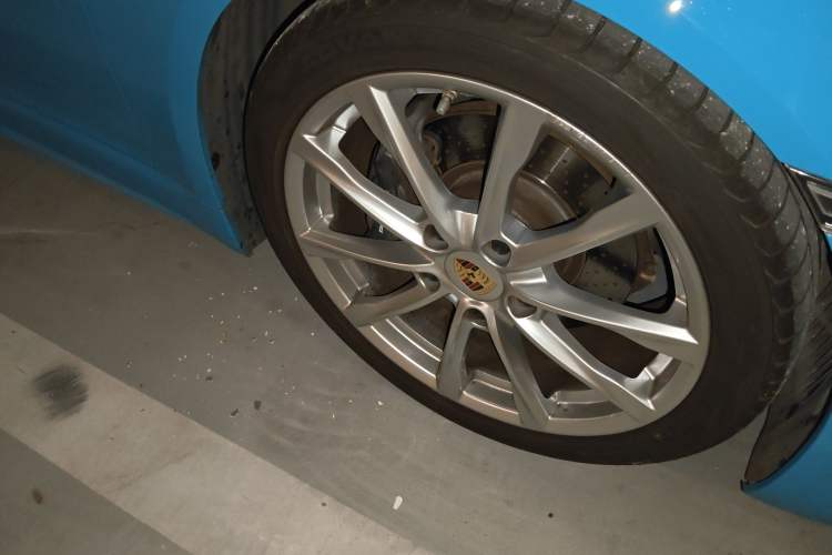 Used Porsche 718 2016 Cayman 2.0T Right Front Wheel Hub