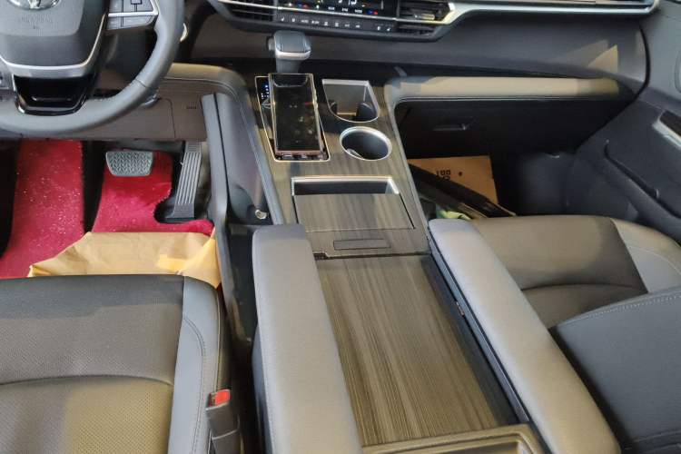 Used Toyota SIENNA 2023 2.5L Hybrid Deluxe Edition
