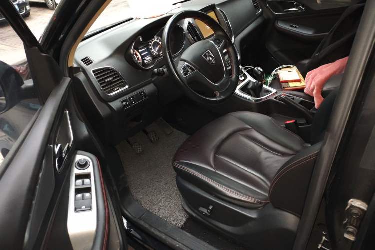 Used Baojun 560 2015 1.8L manual luxury version
