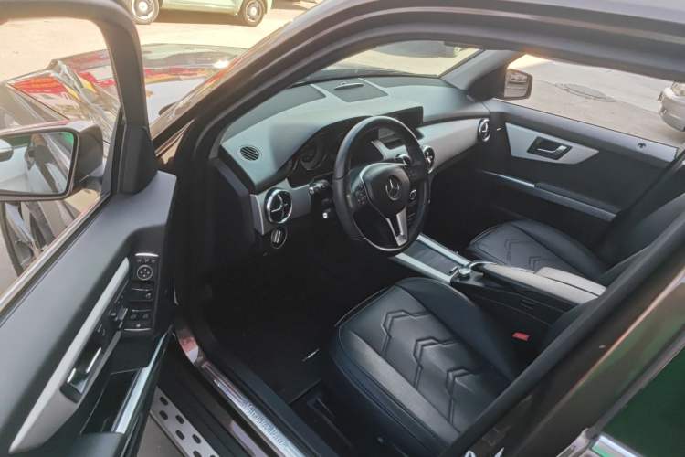 Used Mercedes-Benz GLK-Class 2013 GLK 300 4MATIC Dynamic Sunroof Model