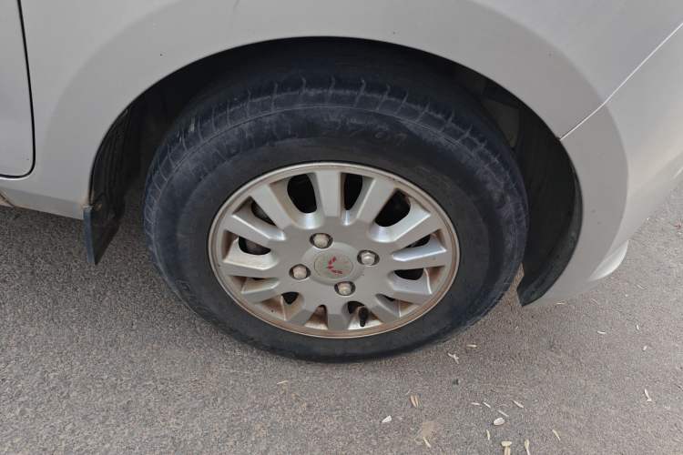 Used Wuling Rongguang V 2018 1.5L Standard Version Right Front Wheel Hub