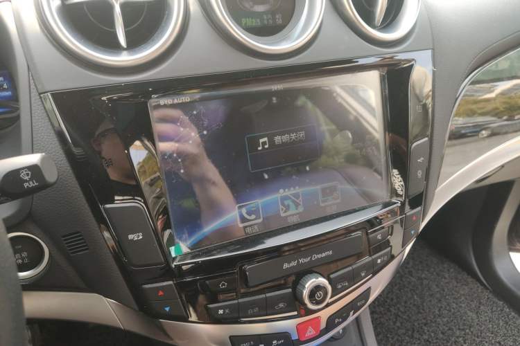 Used BYD S7 2016 2.0T Automatic Prestige Edition Audio And AC Panel