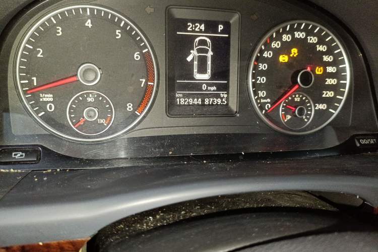 Used Volkswagen Touran 2011 1.4T DSG ZhiZhen Edition 5 Seats Odometer Close Up