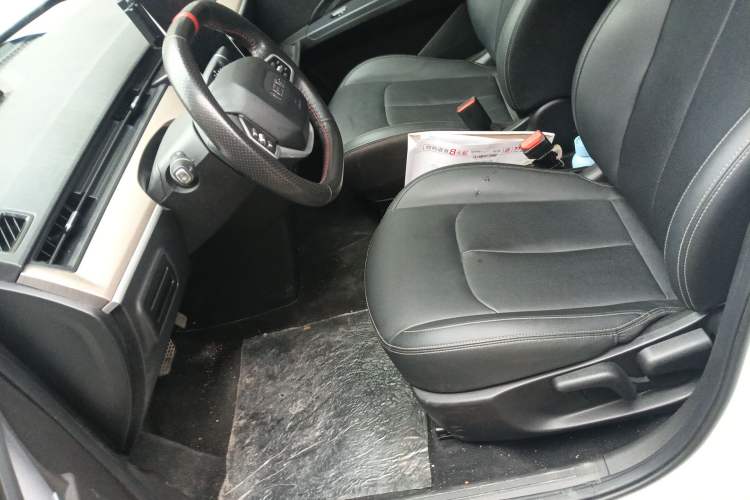 Used NETA V 2021 Long-Range Entertainment Edition Upgrade Model Left Front Seat