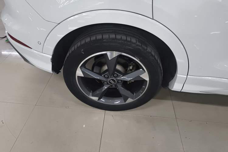 Used Audi Q3 2022 35 TFSI Fashion Dynamic Model Right Rear Wheel Hub