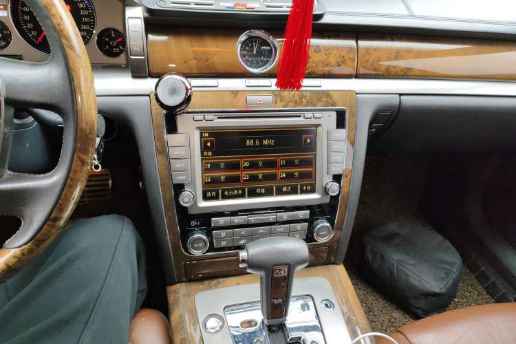 Used Volkswagen Phaeton 2011 4.2L V8 4-seat Extended-Range Individual Edition