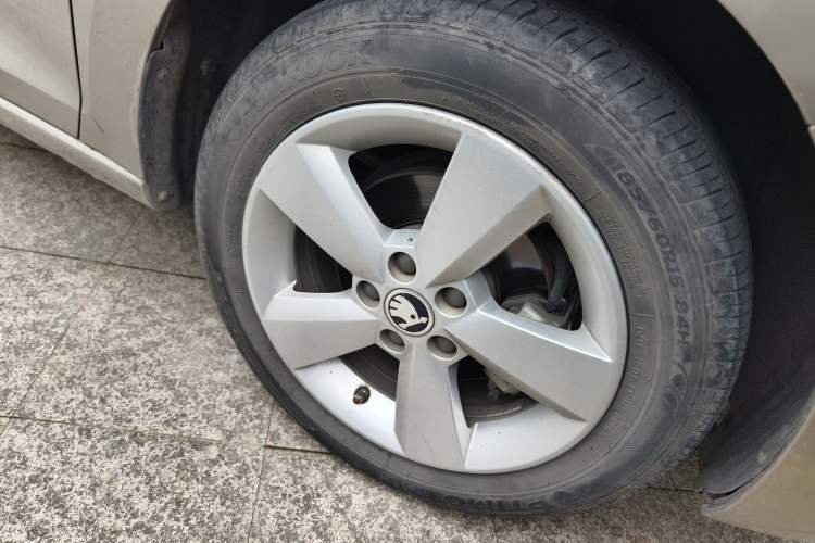 Used Skoda Rapid 2013 1.6L Automatic Smart Selection Model Right Front Wheel Hub