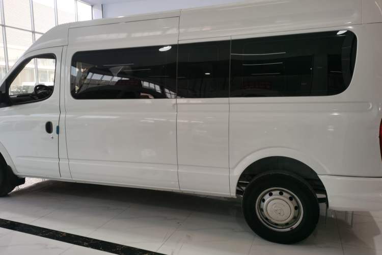 Used SAIC MAXUS Xintu V80 2018 2.5T AMT Aoyuntong Long Wheelbase Mid-Roof 7/10-Seater Left Side