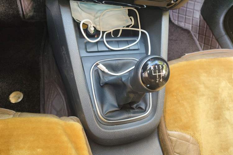 Used Volkswagen Sagitar 2014 1.6L Manual Comfort Model Gear Lever