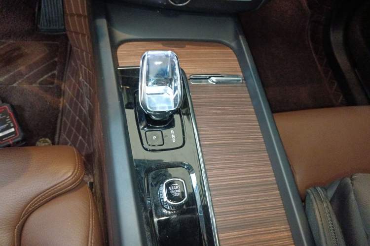 Used Volvo XC60 New Energy 2023 T8 Plug-in Hybrid Long-Range All-Wheel Drive Smart Luxury Edition
