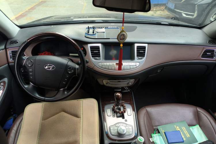 Used Hyundai Genesis 2012 3.0L GDI Luxury Edition Center Console