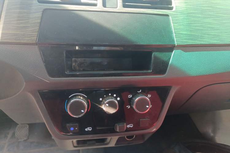 Used Jinbei Hiace X30 2023 1.5L Super-Enjoyment Van 2/5 Seats Non-Air-Conditioned Version SWC15M