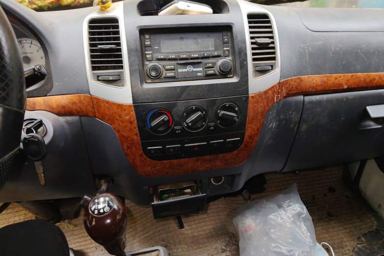 Used Golden Dragon Hiace 2010 2.0T Standard-Wheelbase Advanced Edition D20A Audio And AC Panel