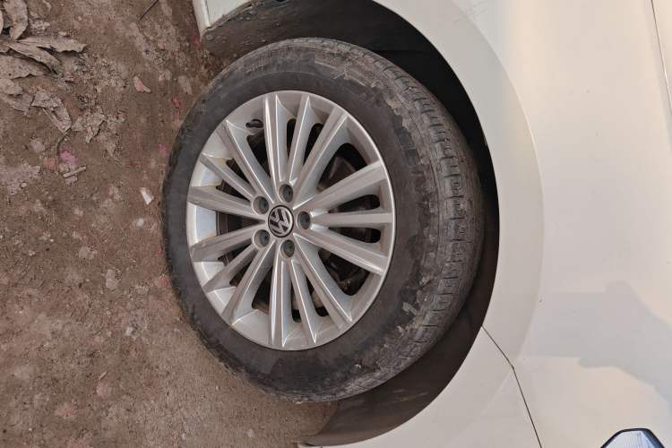 Used Volkswagen Gran Lavida 2014 1.6L Automatic Sport Edition Right Front Wheel Hub