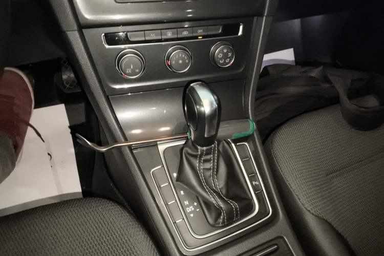 Used Volkswagen Golf 2017 1.6L Automatic Comfort Million-Vehicle Anniversary Edition
