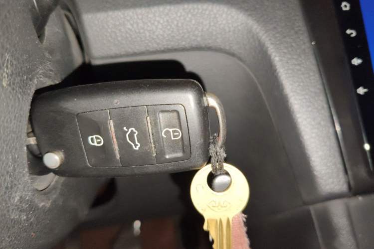 Used Volkswagen Santana 2015 1.6L Manual Comfort Edition
