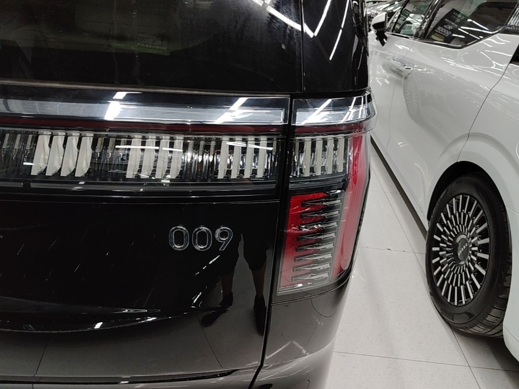 Zeekr 009 2024 Six-Seat Executive Version 4WD 108 kWh — снимка 9