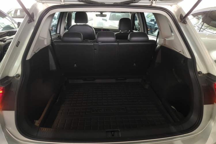 Used Volkswagen Tiguan L 2018 Facelift 330TSI Automatic Two-Wheel Drive Luxury Edition Trunk