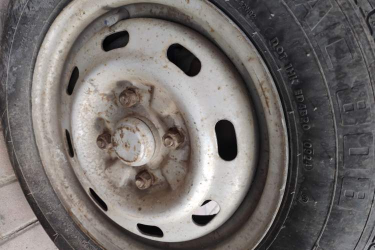 Used BAIC Weiwang 306 2011 1.3L base model 7 seats Right Front Wheel Hub