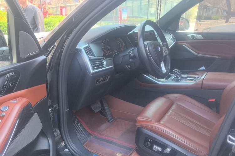 Used BMW X7 2021 Restyled xDrive40i Luxury Package with Premium Features Driver Seat