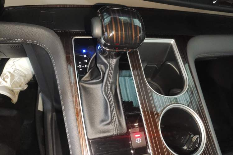 Used Toyota SIENNA 2023 2.5L Hybrid Luxury Edition Gear Lever